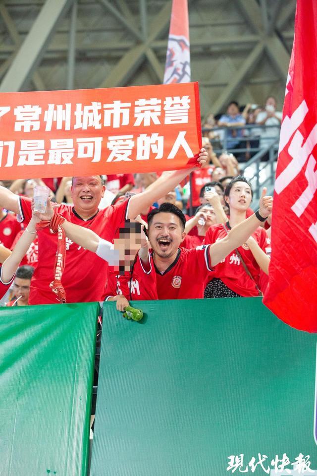开云官网-常州球迷带白血病儿子看苏超，市长周伟在线暖心留言